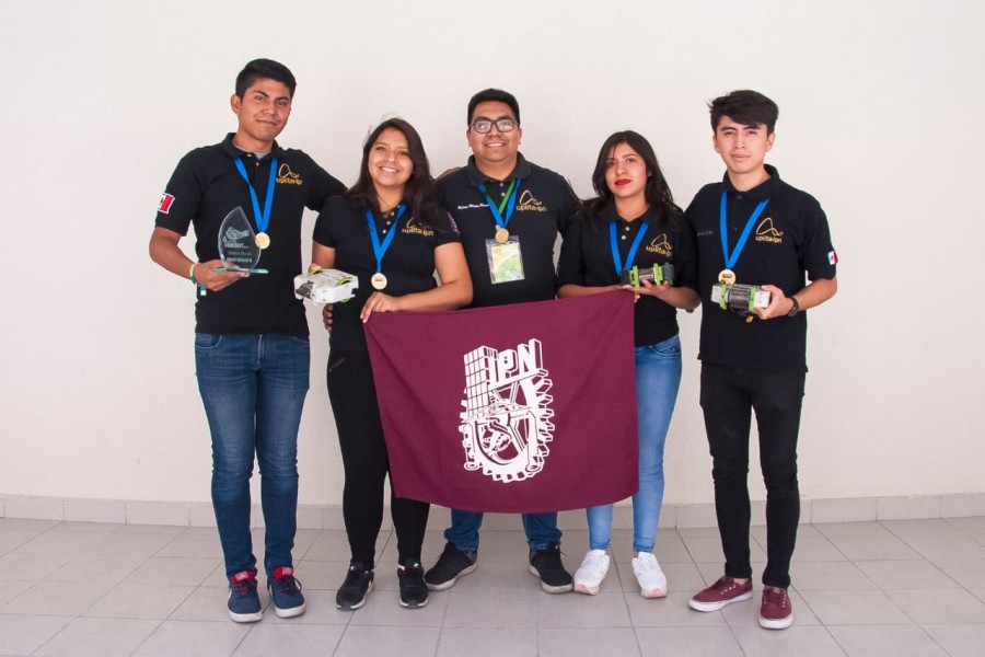 Estudiantes politécnicos triunfan en torneos de robótica