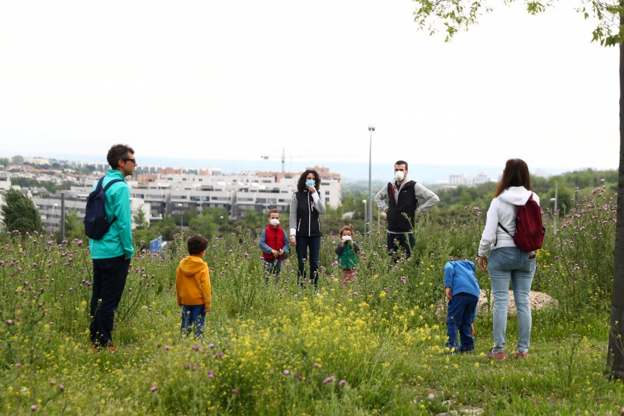 Niños salen a las calles de España tras seis semanas de confinamiento