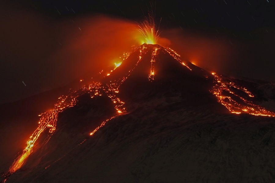 La espectacular erupción del volcán Etna en Italia