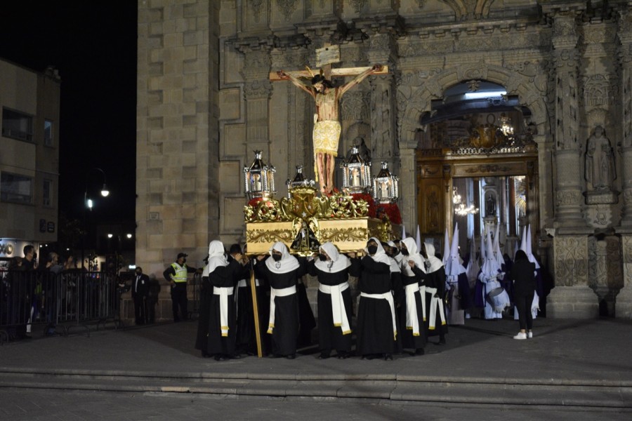 Procesi&oacute;n del silencio, tradici&oacute;n potosina en los hombros de las familias