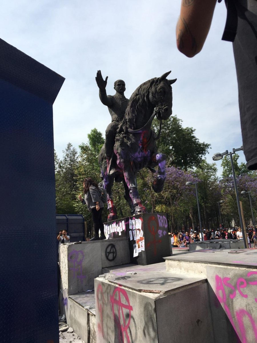 Manifestantes entran al Hemiciclo a Juárez, al lugar arribaron elementos de seguridad