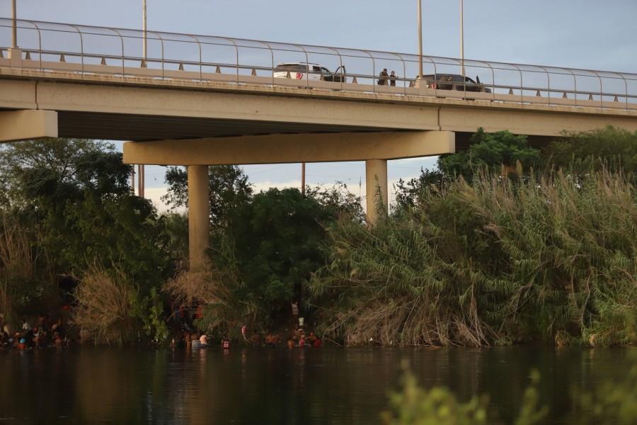 Expulsados en masa de Texas, haitianos regresan humillados y temerosos a su país en ruinas
