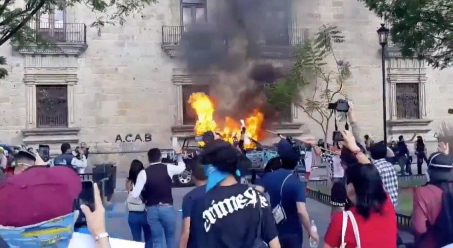 Confrontamiento entre manifestantes y policía de Jalisco