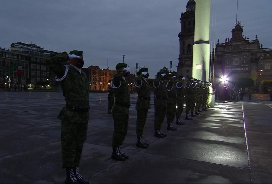 AMLO iza bandera a media asta en memoria de víctimas por sismos