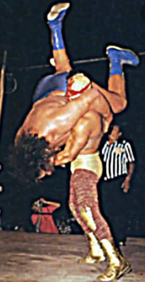 Entre luchas, el pollo y rockandroll