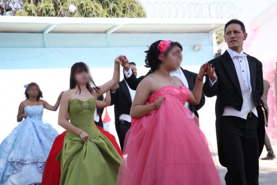 Quinceañeras celebran en penal de Santa Martha