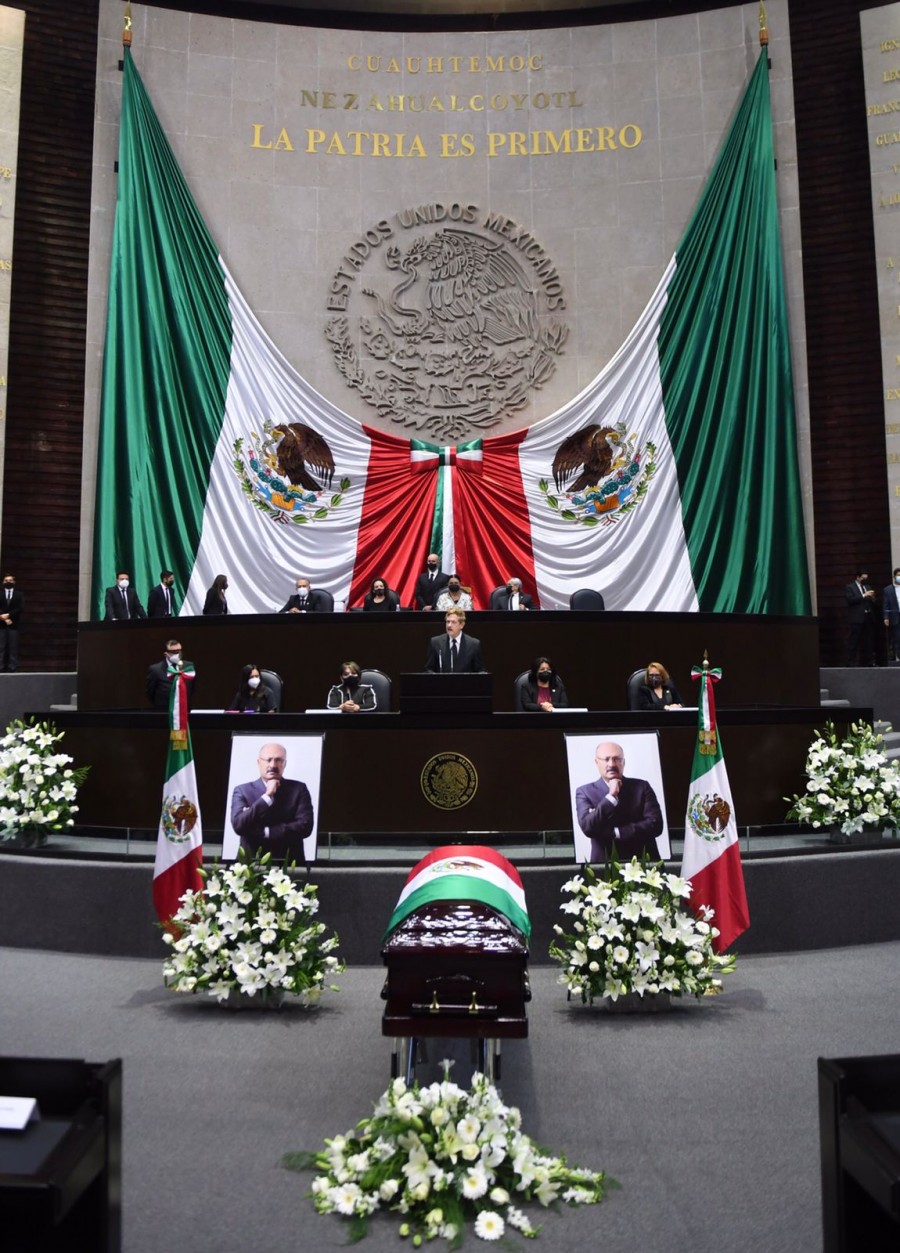 Rinden homenaje de cuerpo presente a René Juárez en Cámara de Diputados