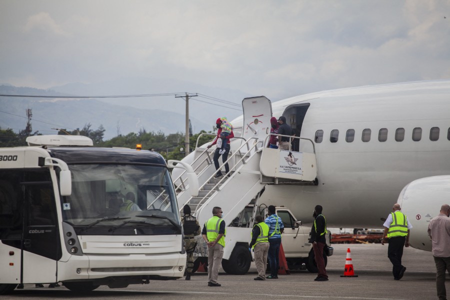 Expulsados en masa de Texas, haitianos regresan humillados y temerosos a su país en ruinas2