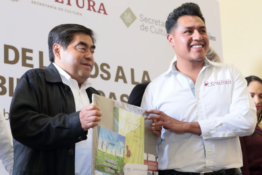 Barbosa entrega libros a la Red Estatal de Bibliotecas Públicas en Puebla