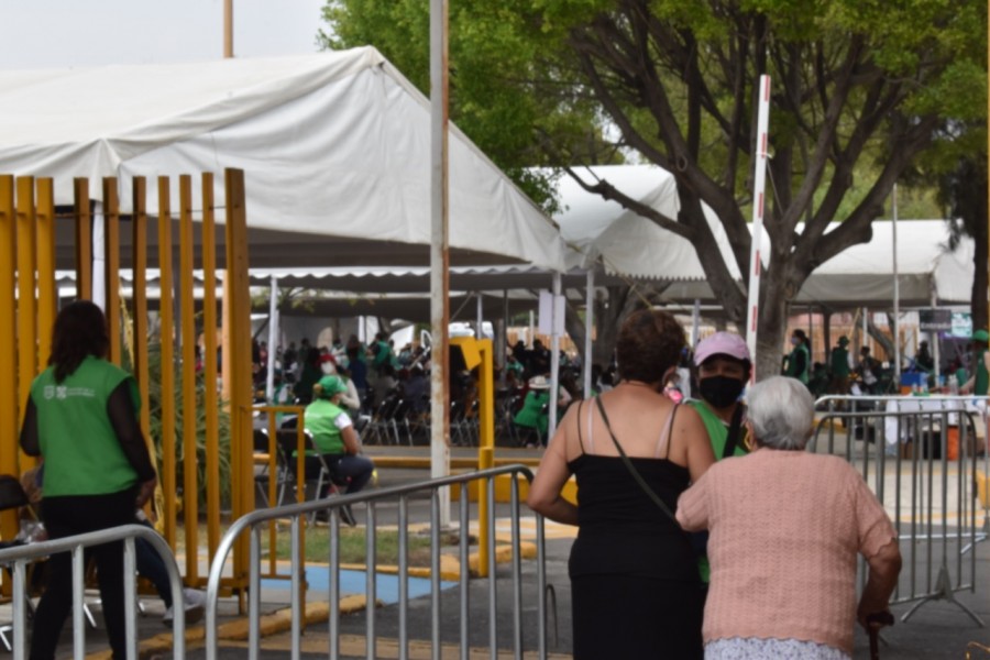 Adultos mayores de Iztapalapa acuden por su segunda dosis contra Covid-19 en la FES Zaragoza