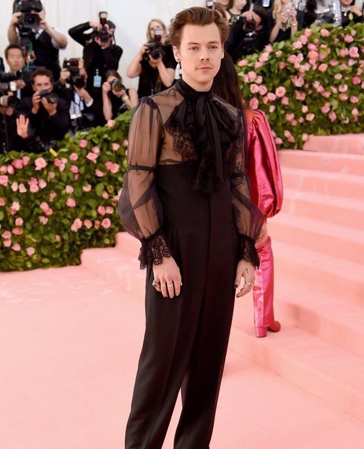 Ezra Miller, Jared Leto y Harry Styles, sorprenden en el Met Gala