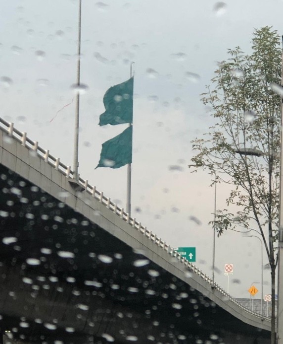 Se rompe bandera en glorieta de San Jerónimo