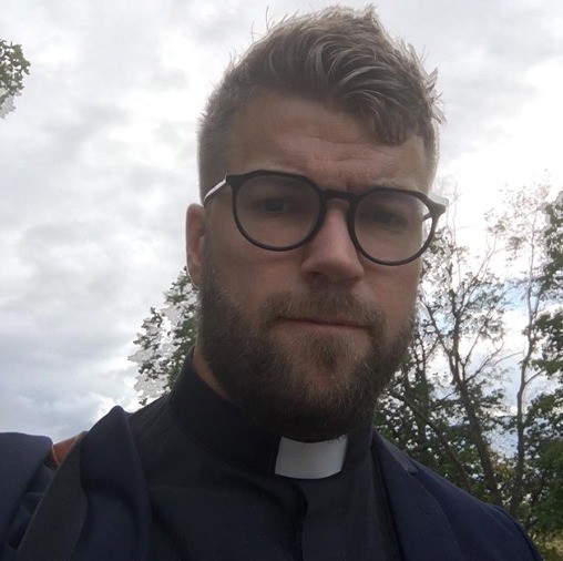 Por su galanura, sacerdote sueco enciende las redes sociales