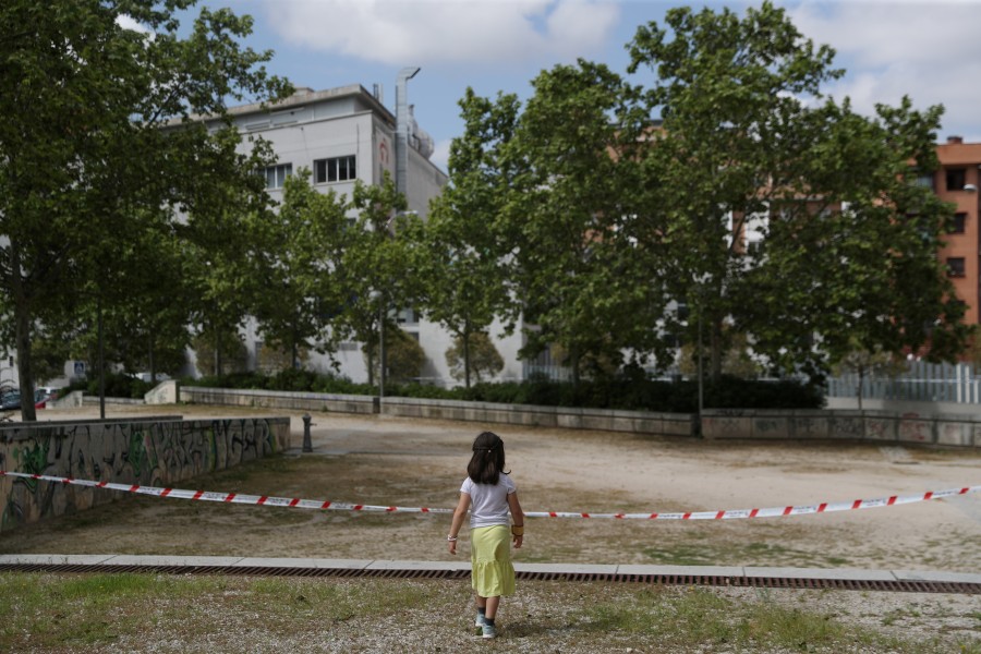 Niños salen a las calles de España tras seis semanas de confinamiento