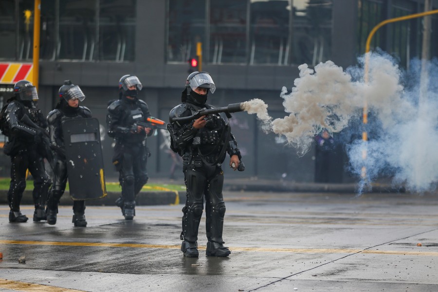 Civiles y policías lesionados por protestas en Colombia