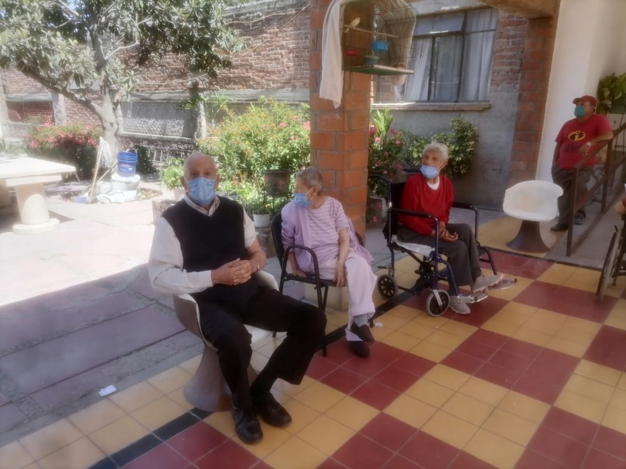 En Guanajuato, vacunan a adultos mayores a domicilio y a indigentes