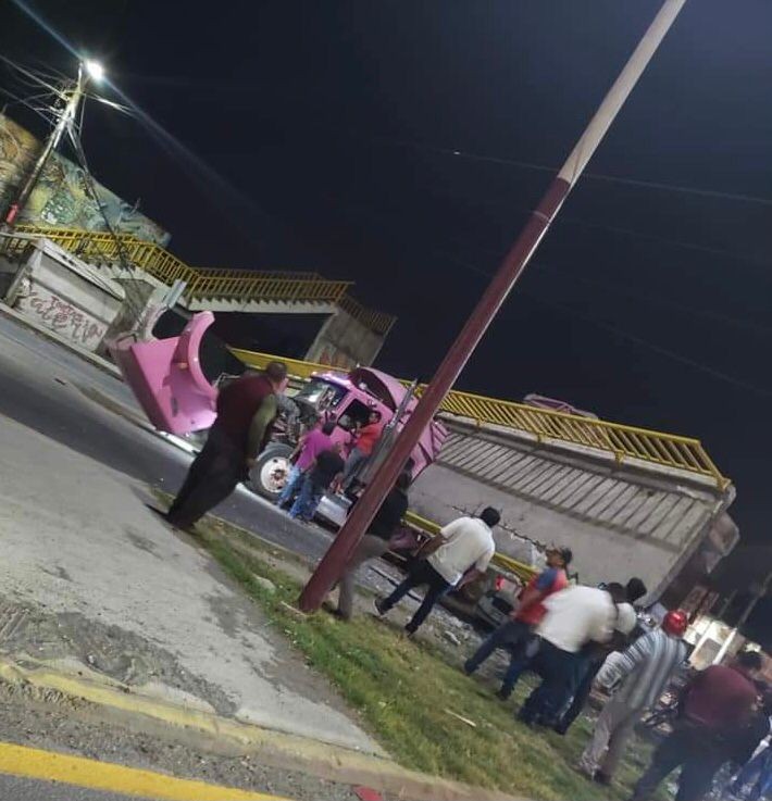 En autopista México-Texcoco, puente peatonal colapsa y aplasta trailer