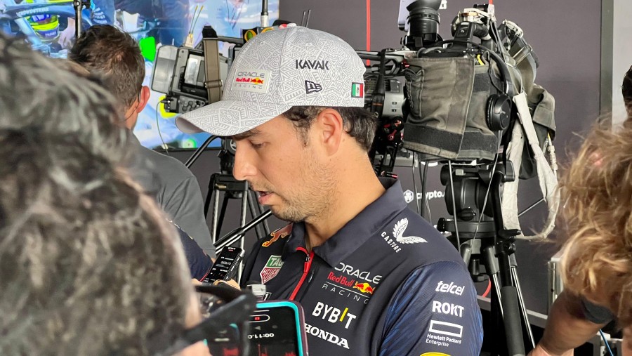 Checo Pérez queda desconsolado por su abandono en el GP CDMX, pero con la confianza para reponerse en las próximas carreras