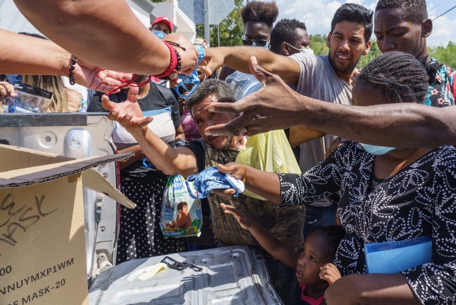Expulsados en masa de Texas, haitianos regresan humillados y temerosos a su país en ruinas