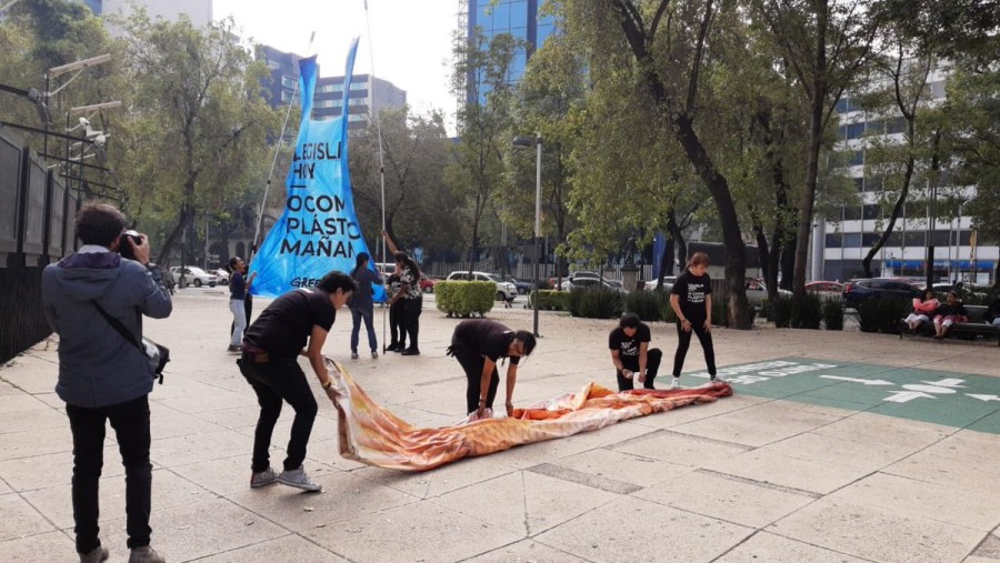 Greenpeace protesta en el Senado con un banquete de plástico