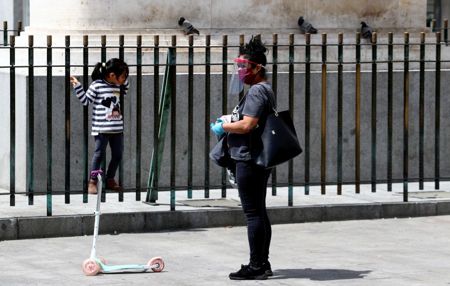 Niños salen a las calles de España tras seis semanas de confinamiento