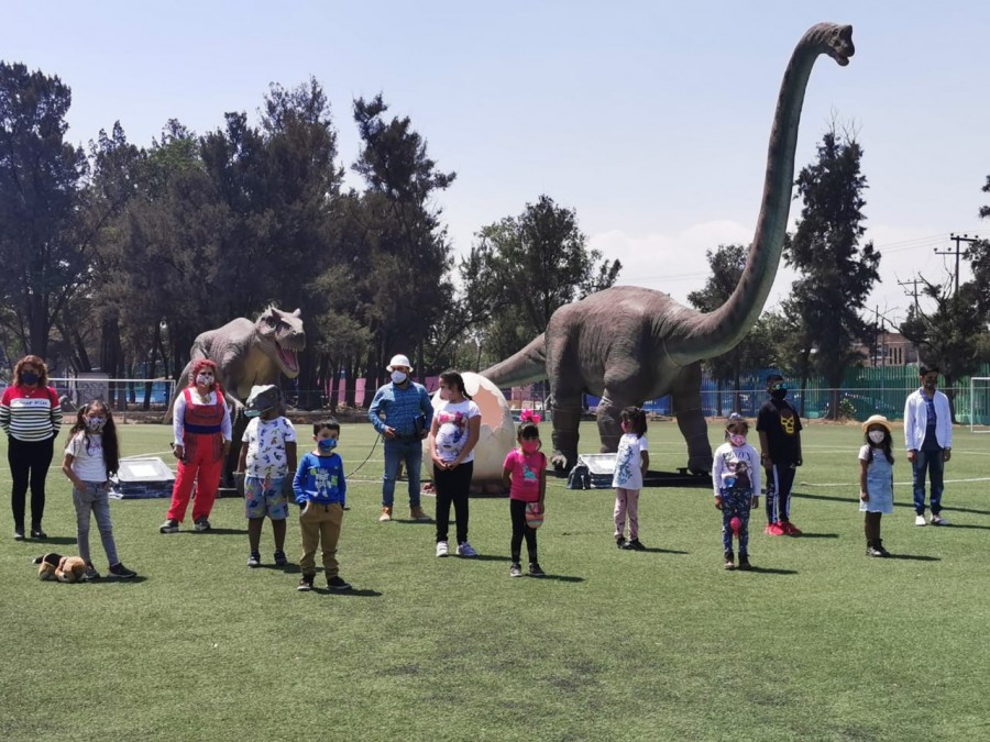 Llegan los primeros dinosaurios del parque Iztapasauria a la utopía Santa Cruz