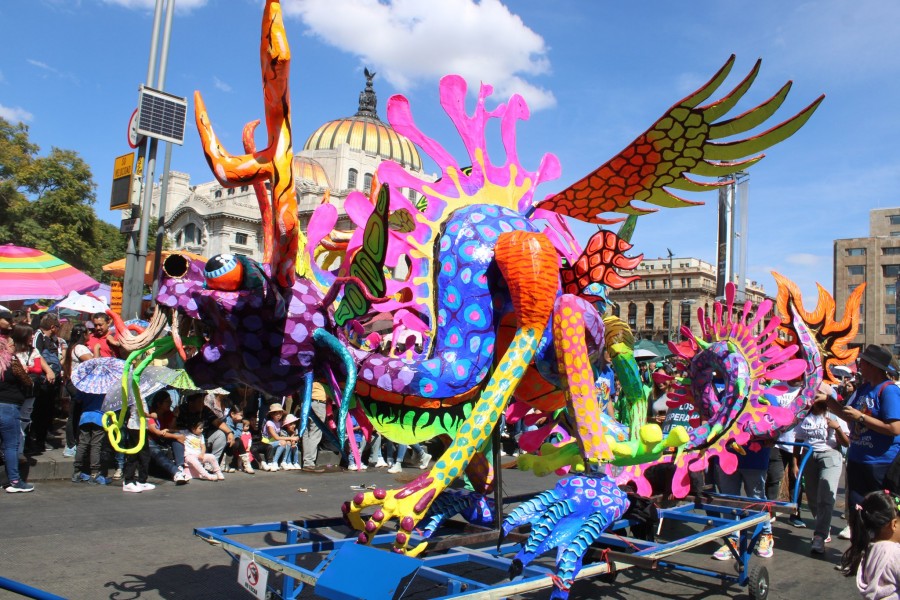 El Desfile de Alebrijes monumentales 2024 ilumina el Z&oacute;calo con su explosi&oacute;n de creatividad