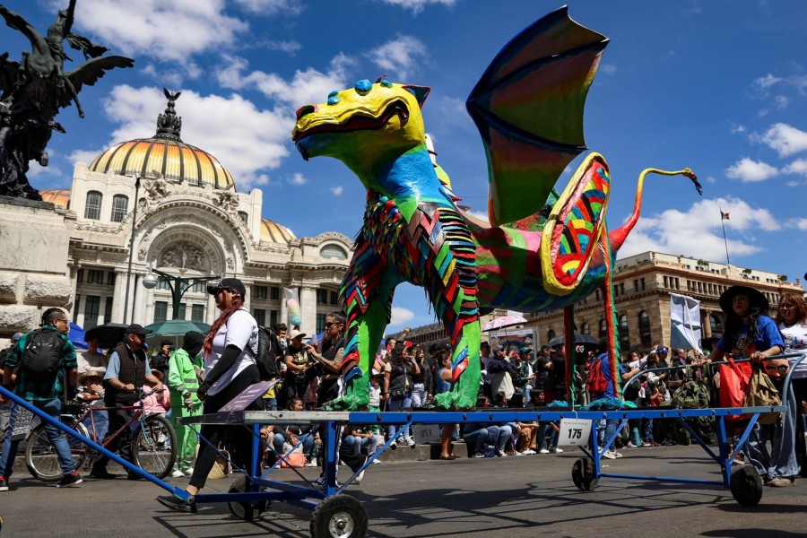 El Desfile de Alebrijes monumentales 2024 ilumina el Z&oacute;calo con su explosi&oacute;n de creatividad