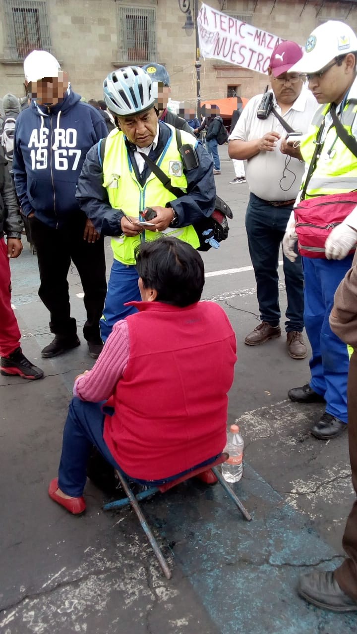 Auxilia ERUM a dos mujeres que se manifestaban en el Zócalo capitalino