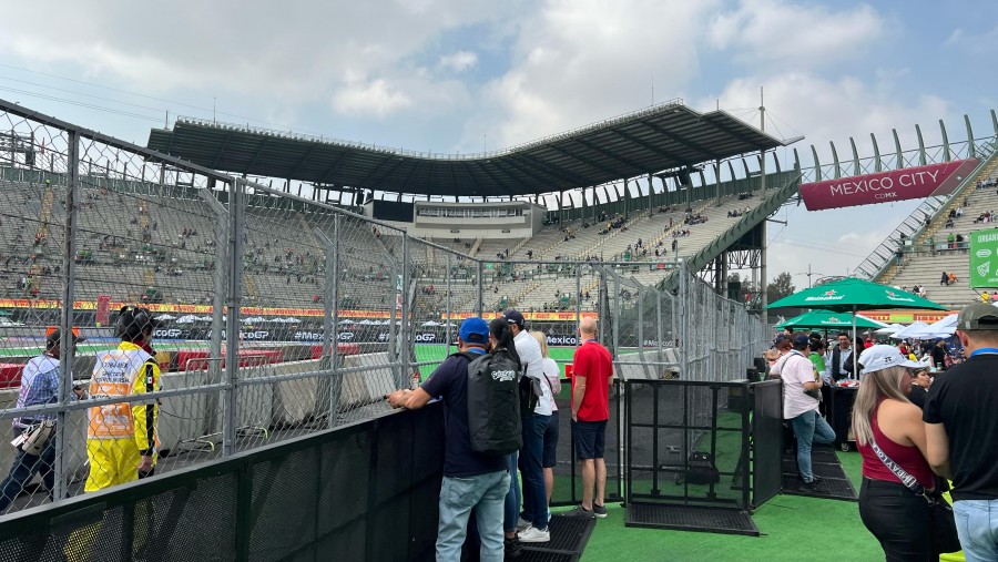 Apoyo incondicional para Checo en el primer día de prácticas del Gran Premio de México
