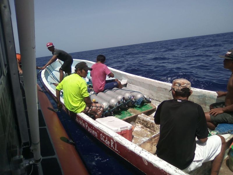 Marina rescata a pescadores en Cozumel