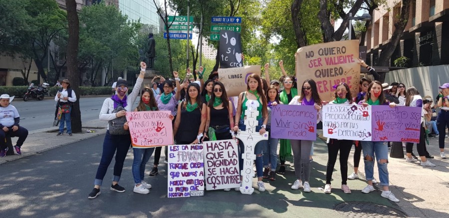 8M: mujeres protestan a través de pancartas