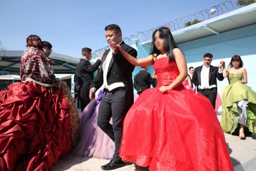 Quinceañeras celebran en penal de Santa Martha