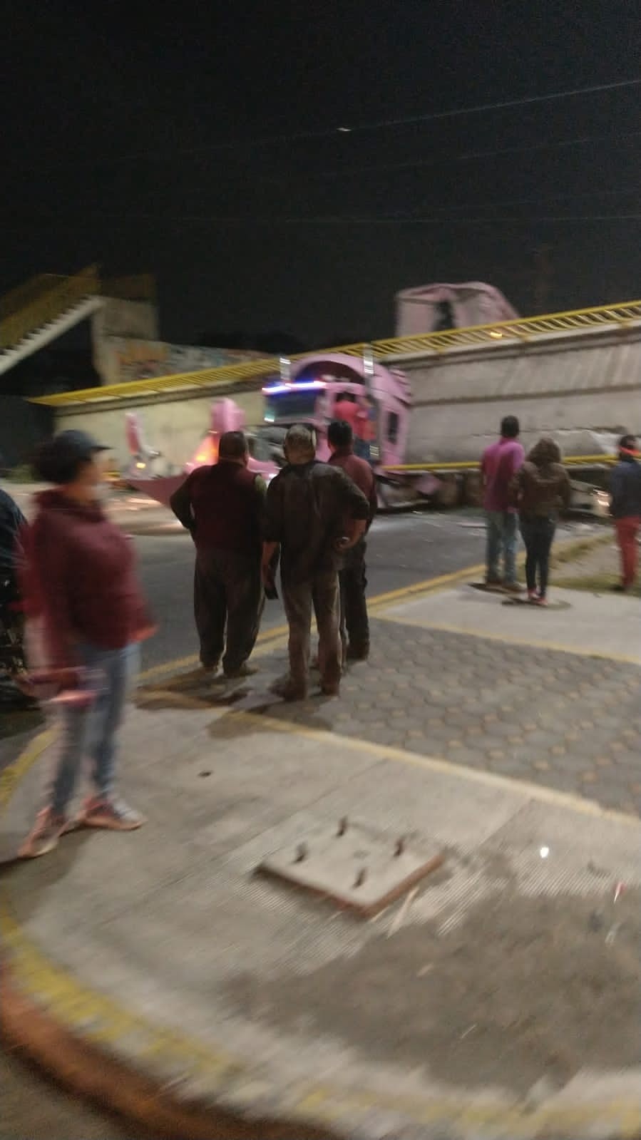 En autopista México-Texcoco, puente peatonal colapsa y aplasta trailer