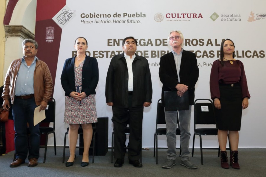 Barbosa entrega libros a la Red Estatal de Bibliotecas Públicas en Puebla