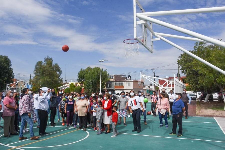 El alcalde Gilberto Hernández y el diputado Ricardo Gallardo inauguran el área recreativa