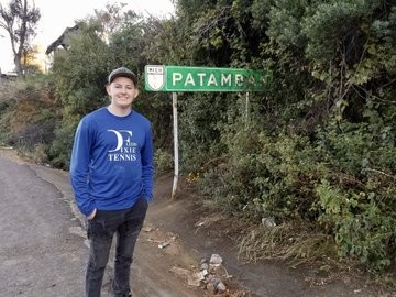 Estudiante estadunidense lleva autobús lleno de útiles a Patamban, Michoacán