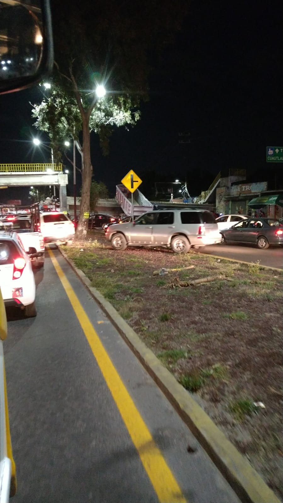 En autopista México-Texcoco, puente peatonal colapsa y aplasta trailer