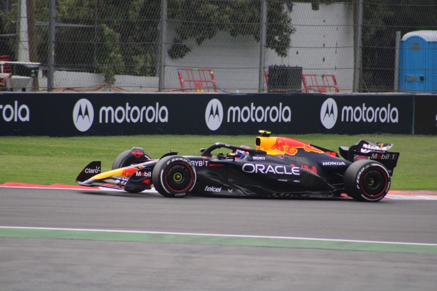 Checo Pérez vive un Gran Premio amargo en casa y Carlos Sainz se lleva la victoria en México