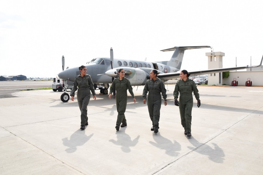 Marina tripulación aérea mujeres