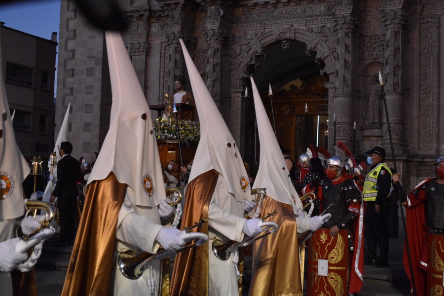 Procesi&oacute;n del silencio, tradici&oacute;n potosina en los hombros de las familias