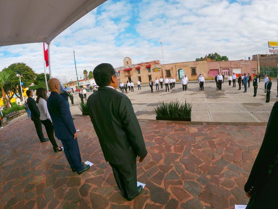 El alcalde Gilberto Hernández encabeza el acto cívico del 210 aniversario del inicio de la Independencia de México