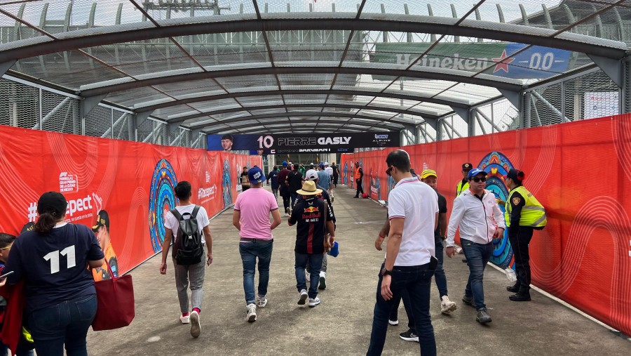 Apoyo incondicional para Checo en el primer día de prácticas del Gran Premio de México