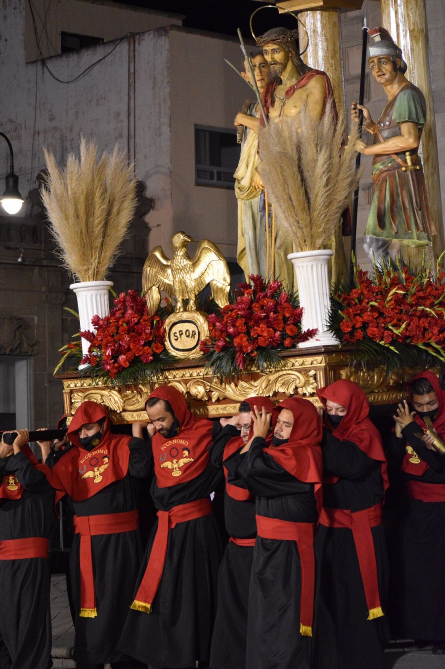 Procesi&oacute;n del silencio, tradici&oacute;n potosina en los hombros de las familias