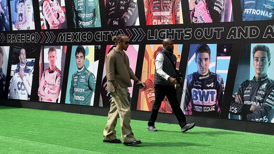 Apoyo incondicional para Checo en el primer día de prácticas del Gran Premio de México