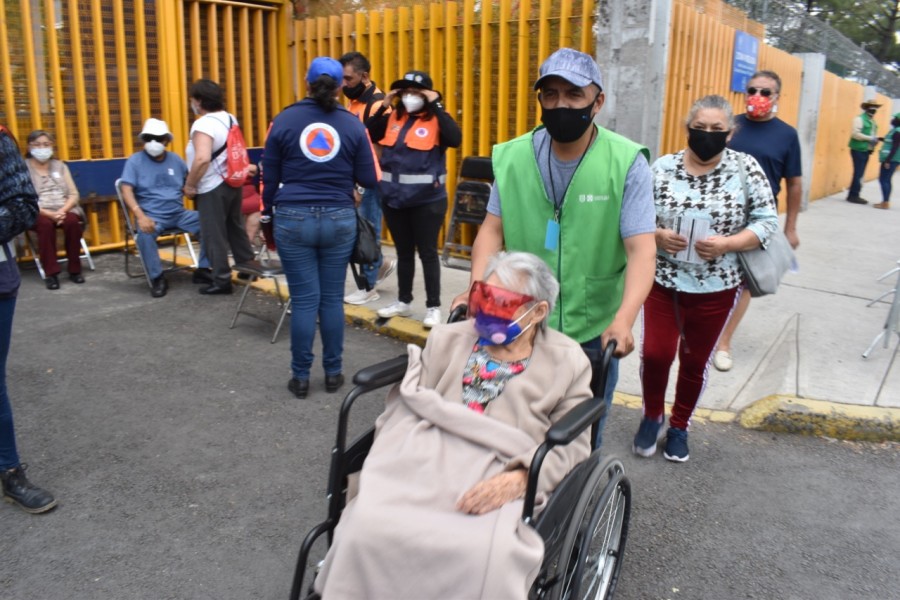 Adultos mayores de Iztapalapa acuden por su segunda dosis contra Covid-19 en la FES Zaragoza