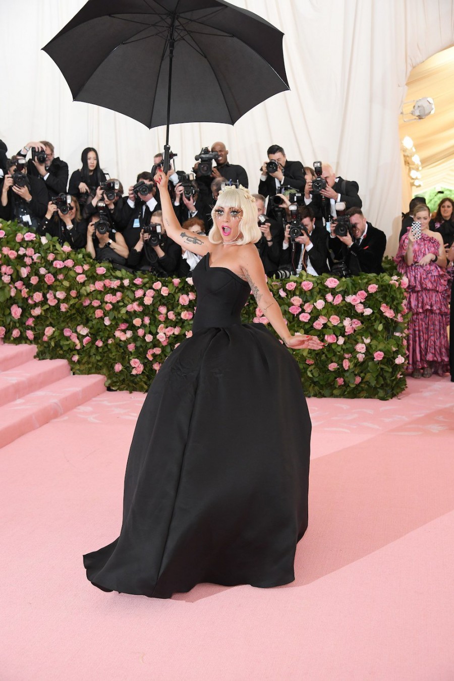 Lady Gaga hace de las suyas en Met Gala 201