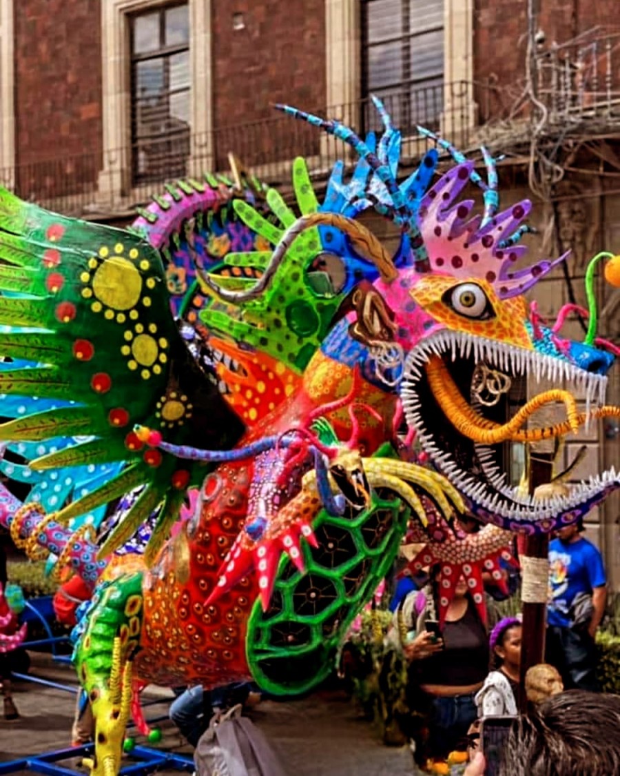 El Desfile de Alebrijes monumentales 2024 ilumina el Z&oacute;calo con su explosi&oacute;n de creatividad