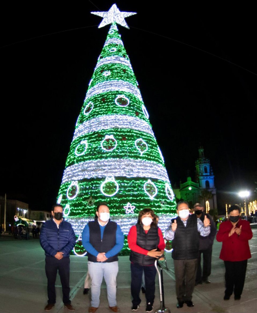 Se inaugura monumental decoración navideña en Soledad