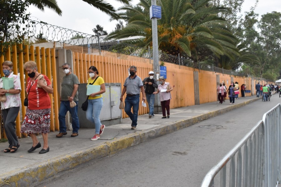 Adultos mayores de Iztapalapa acuden por su segunda dosis contra Covid-19 en la FES Zaragoza
